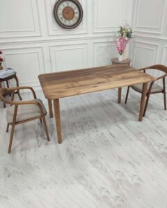 میز ناهارخوری چوبی در فضای کوچک